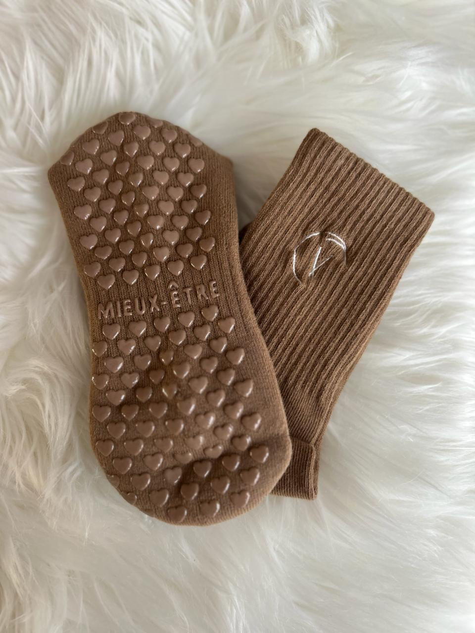 Mocha Mousse Heart Grip